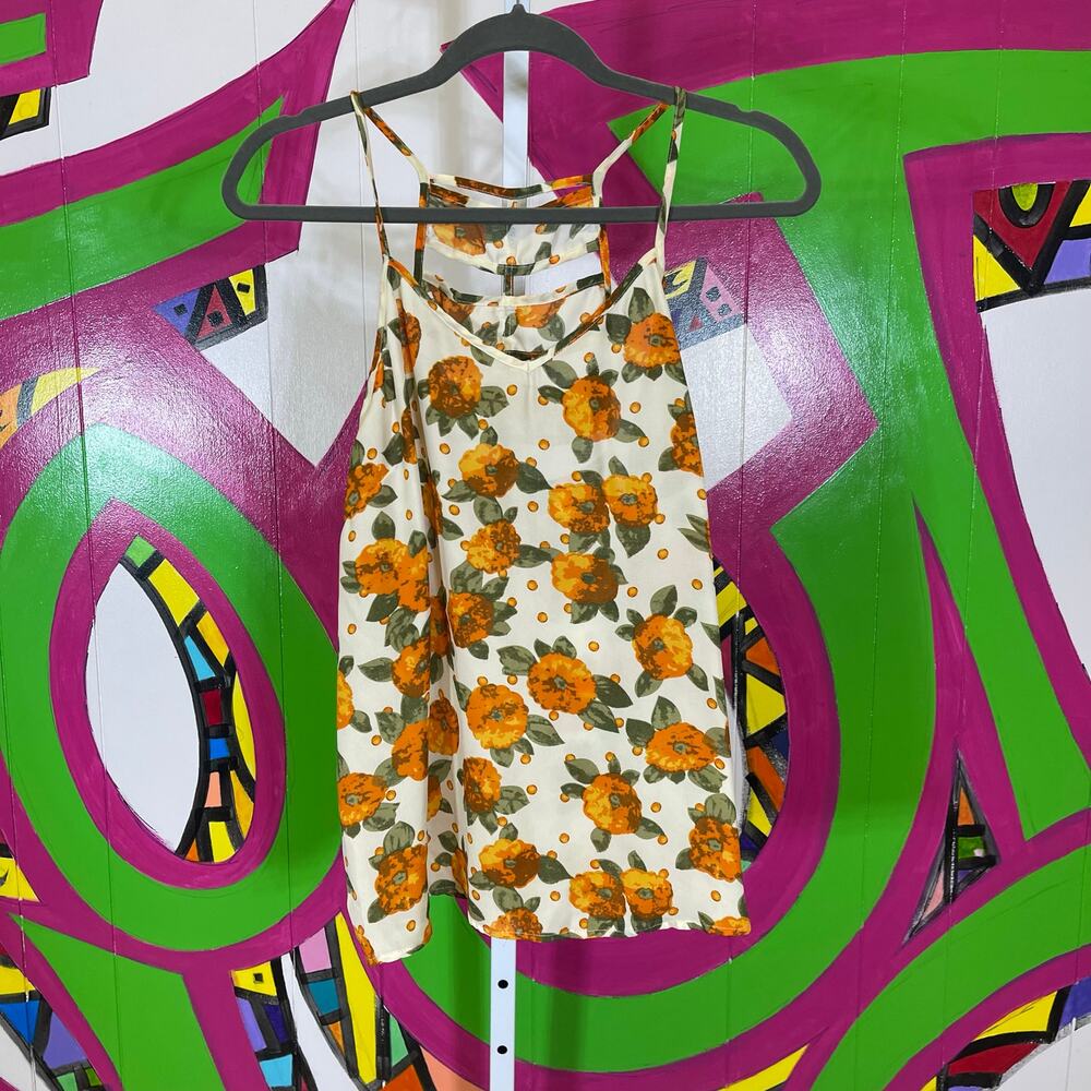 entro, Floral cool cutouts Tank Top. Size Medium. In excellent condition!